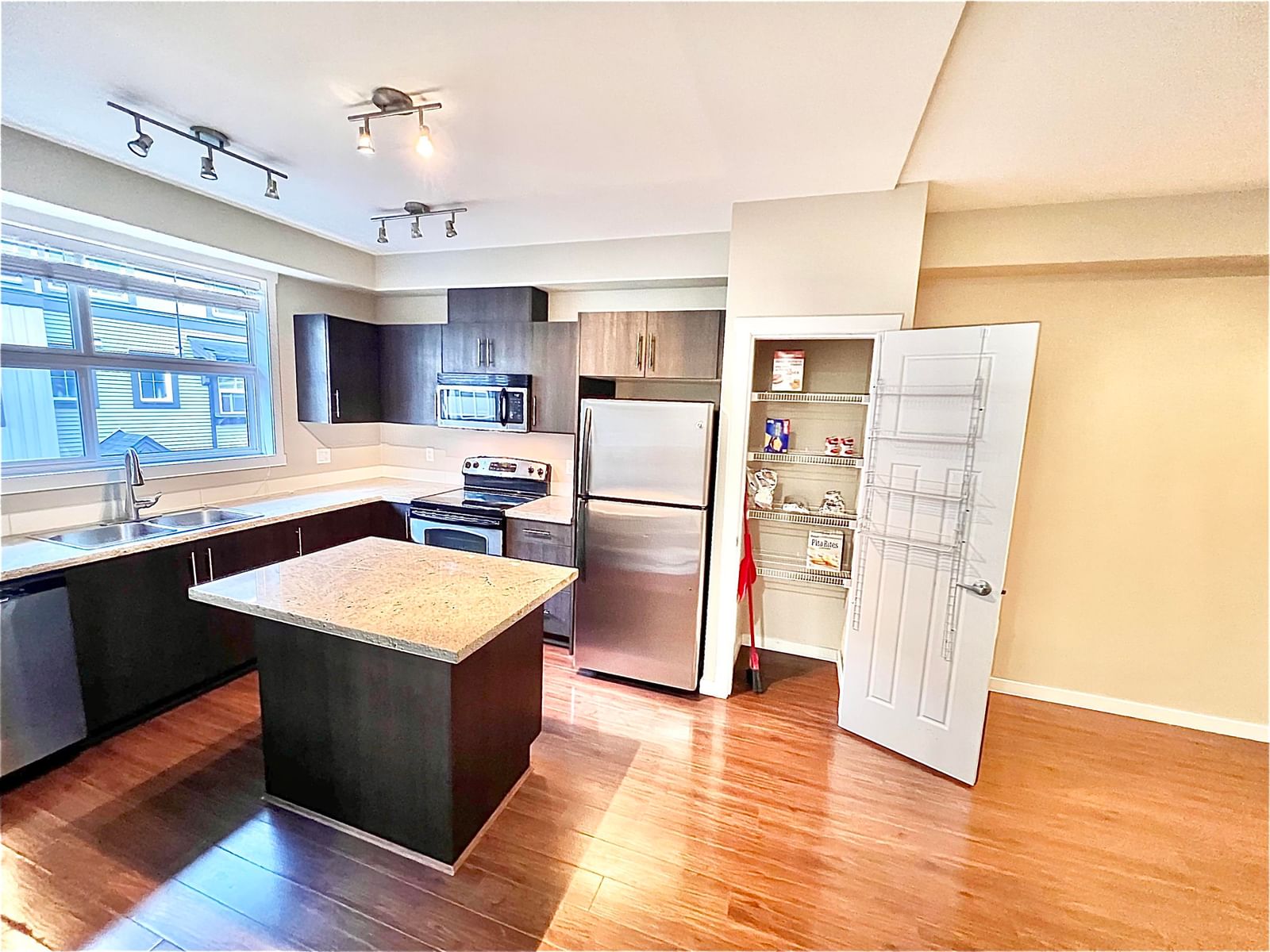 Listing Image 12