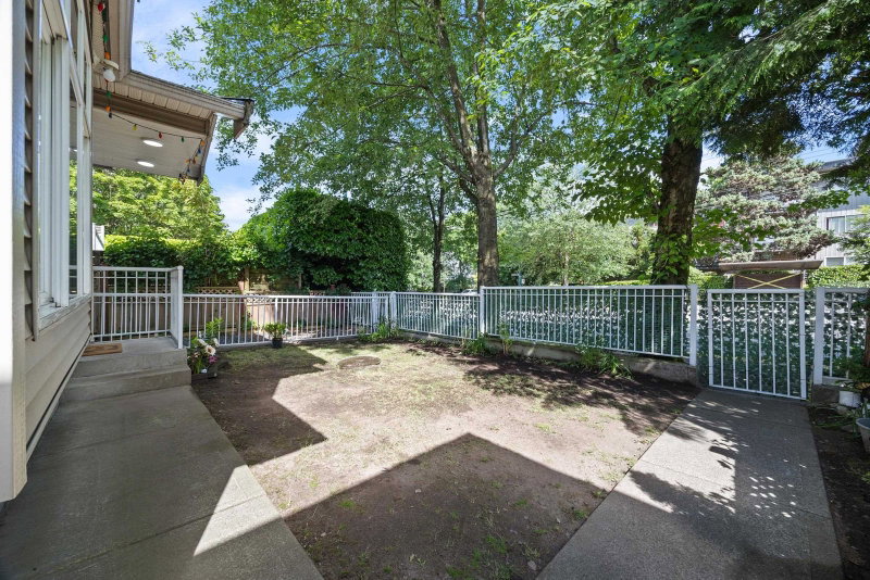 2320 Dundas Street