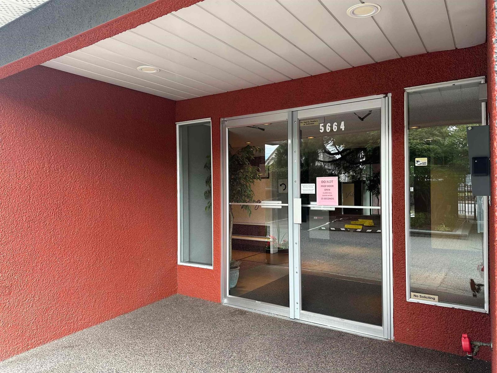 Listing Image 4