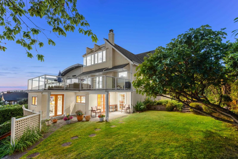 1104 Esquimalt Avenue