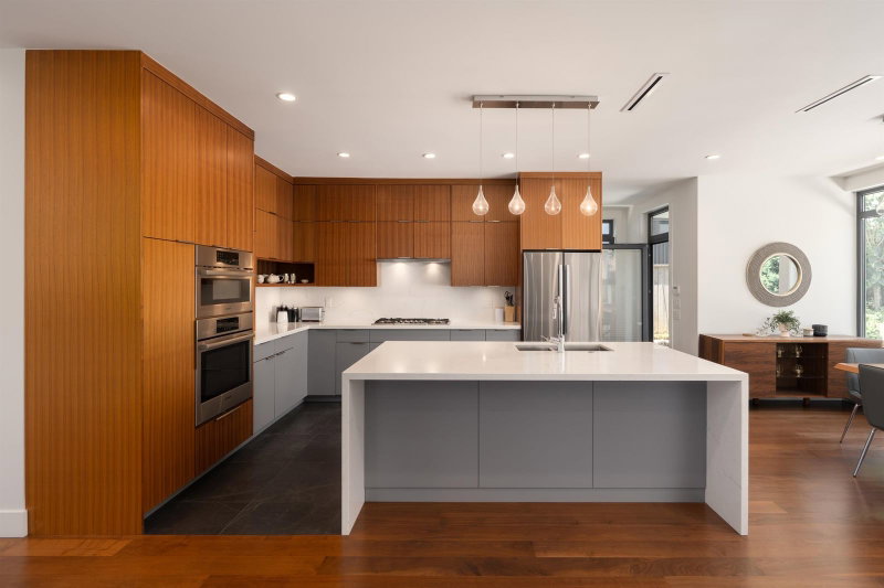 812 6th Street E
