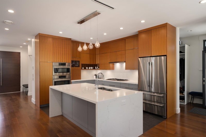 812 6th Street E