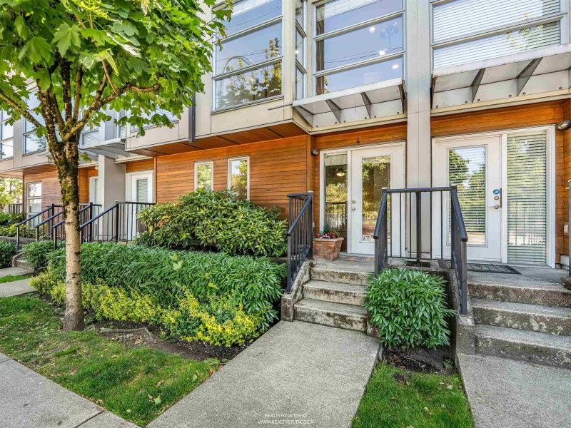 4 - 618 6th Avenue W