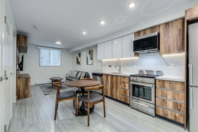 102 - 1168 Pendrell Street