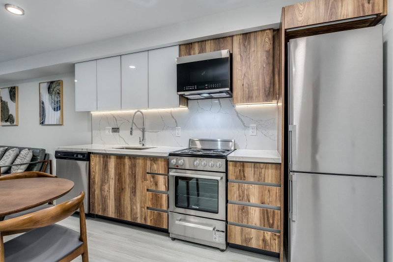 102 - 1168 Pendrell Street