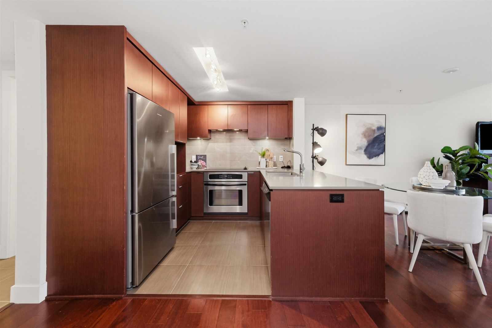 Listing Image 4