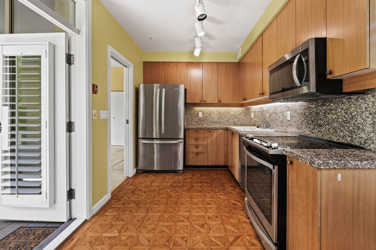 Listing Image 12