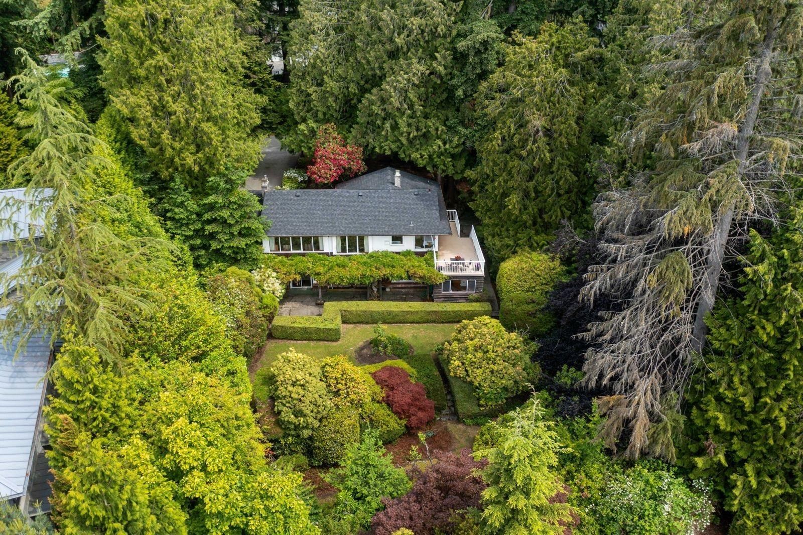 3 bedroom Single Family Residence exterior view at 2912 Rosebery Avenue, Altamont - 2680 sq ft property built in 1948