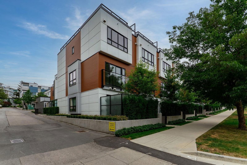 11 - 520 28th Avenue W