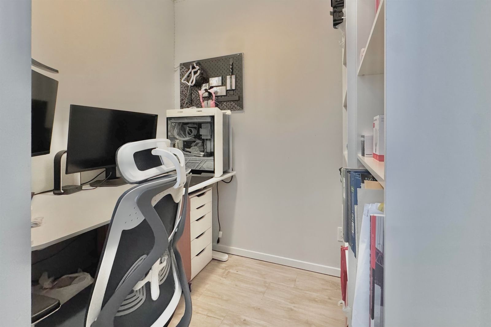 Listing Image 11