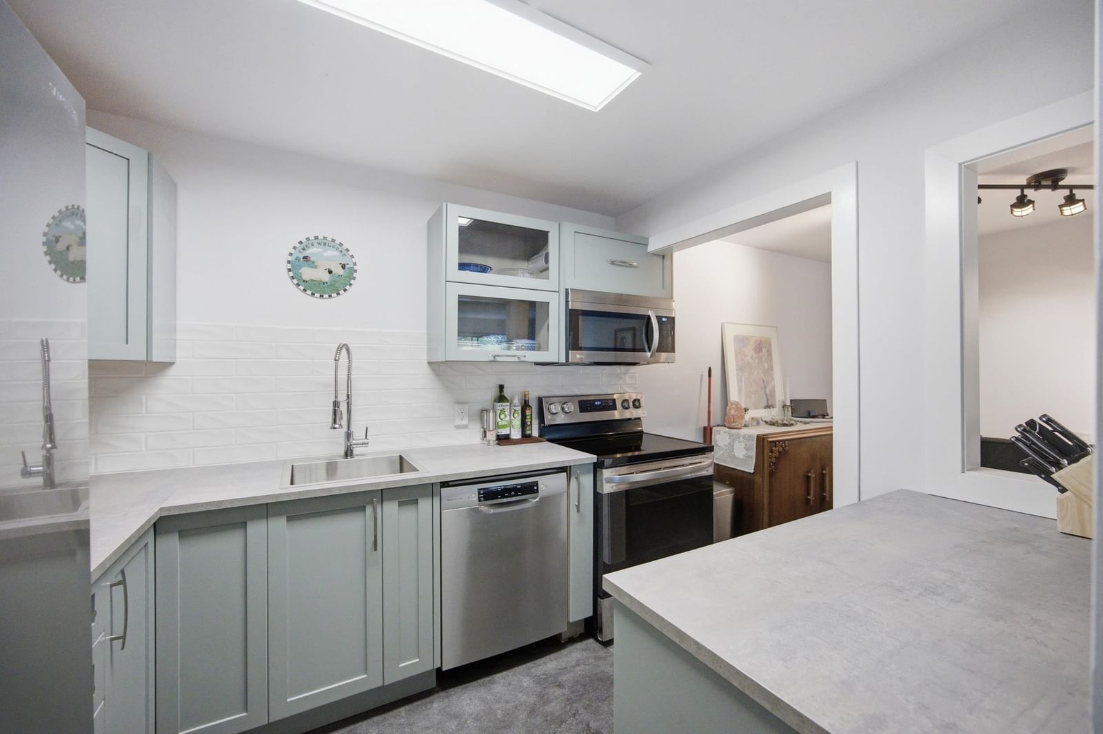 Listing Image 4