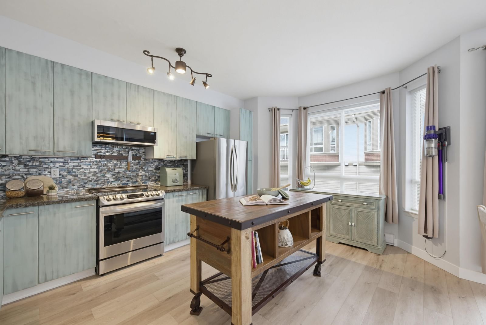 Listing Image 12