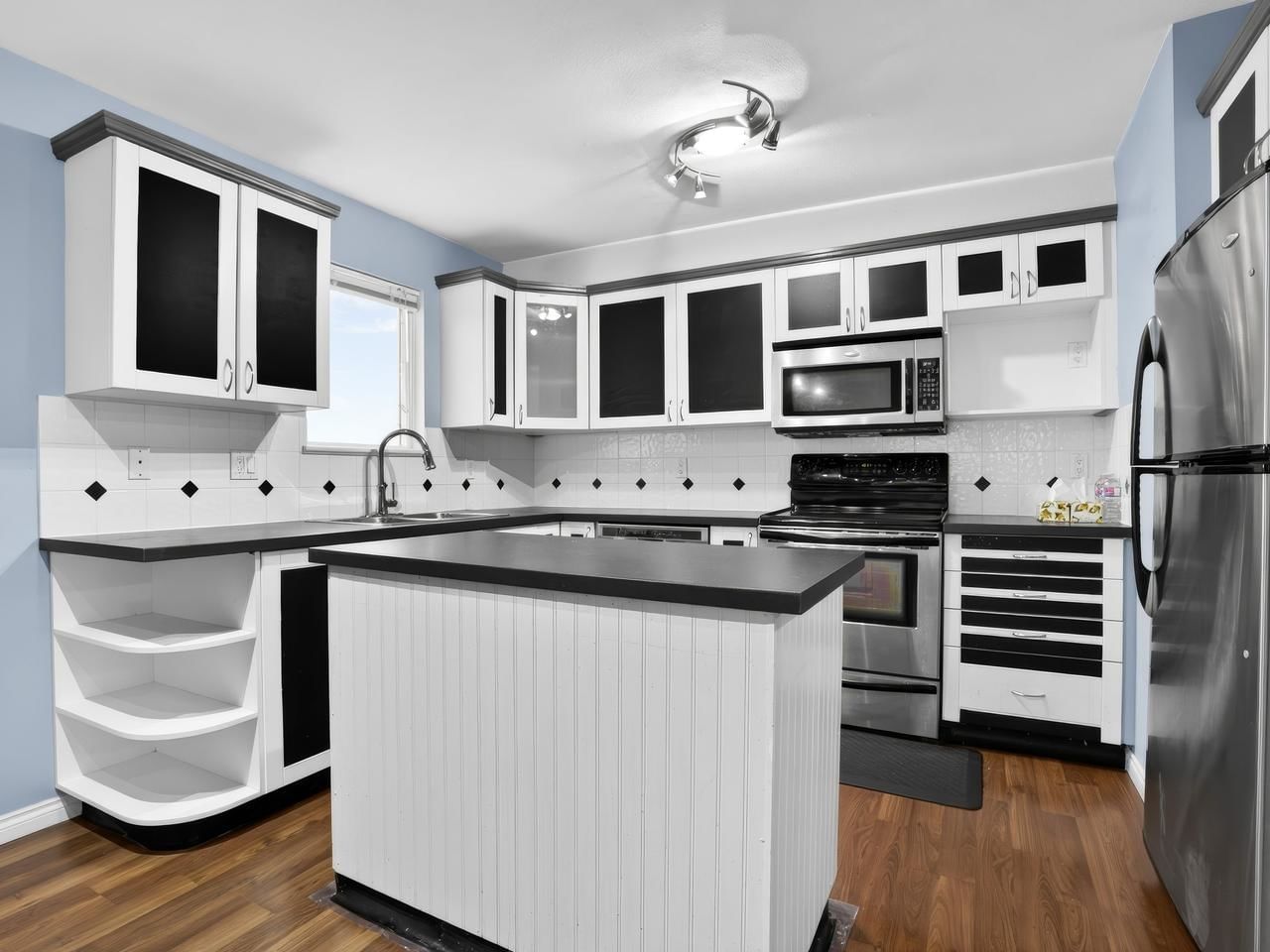 Listing Image 8