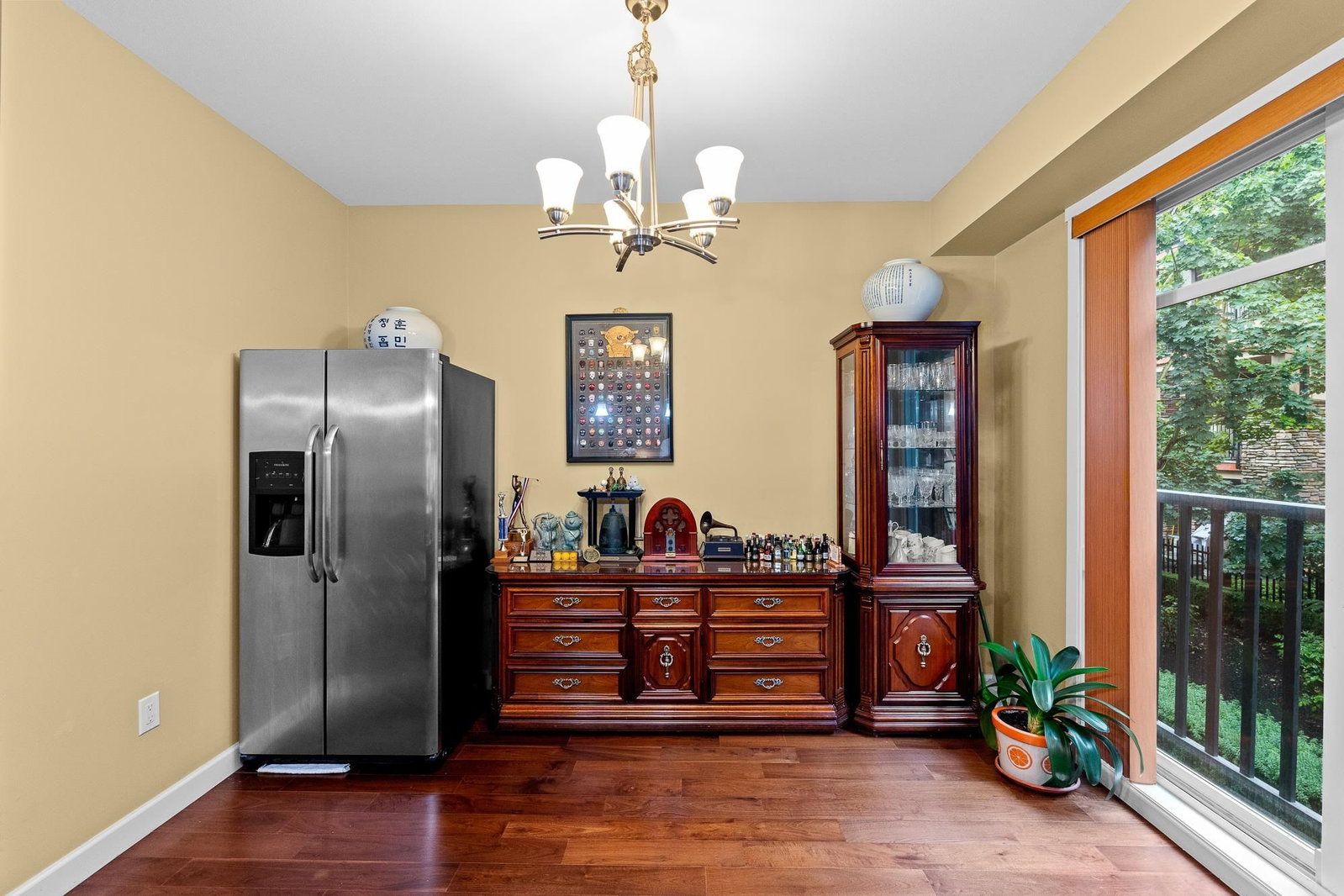 Listing Image 8