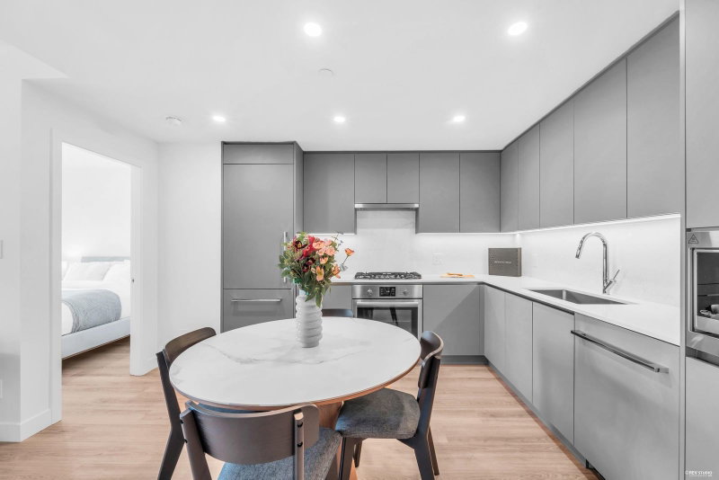 601 - 7977 Lansdowne Road