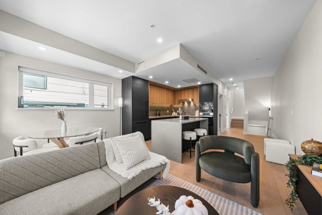 5 - 128 Woodstock Avenue W