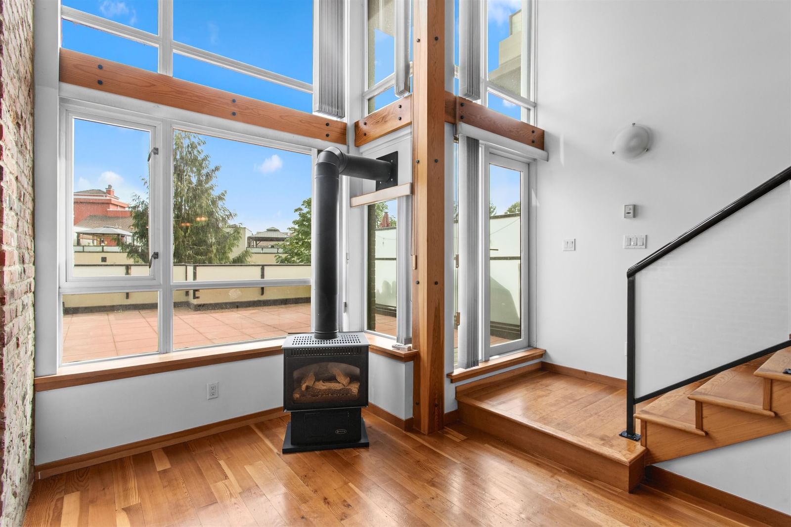 Listing Image 4