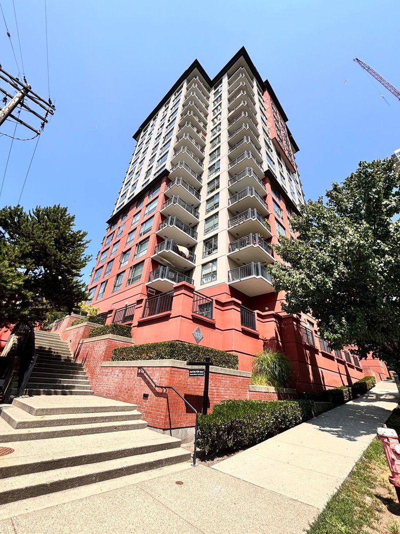 902 - 833 Agnes Street