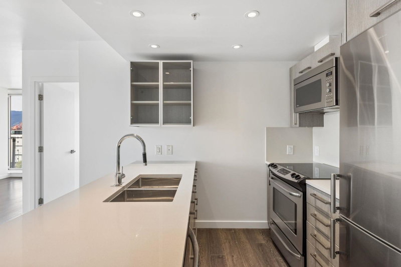 902 - 933 Hastings Street E