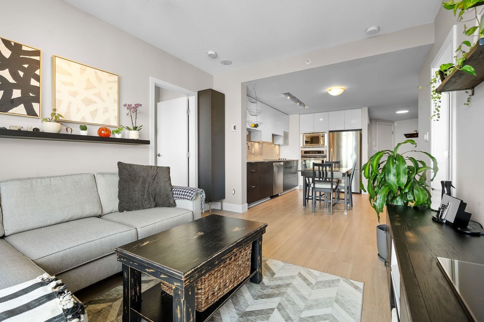 Listing Image 12