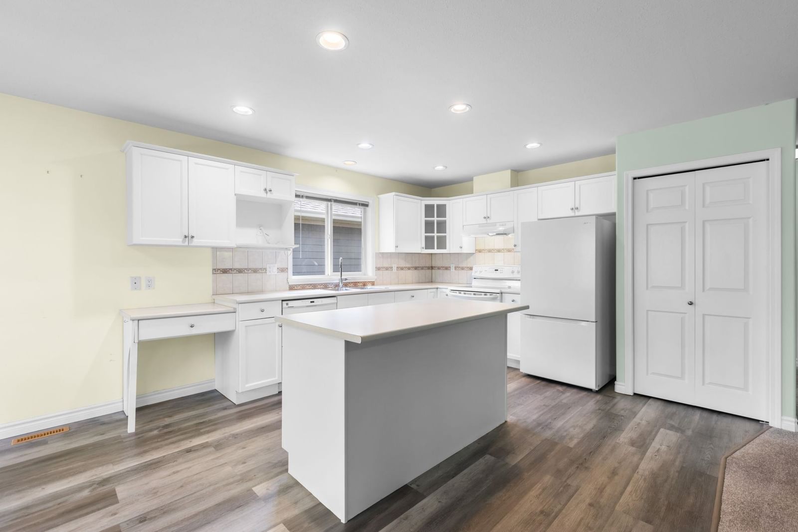 Listing Image 12
