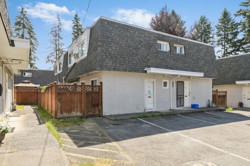 32 - 21555 Dewdney Trunk Road