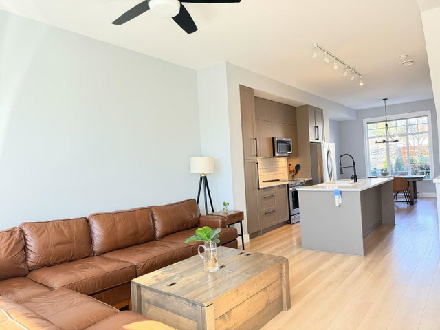 43 - 3552 Victoria Drive