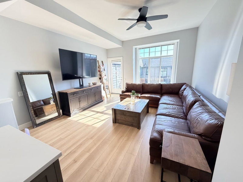 43 - 3552 Victoria Drive