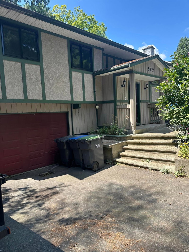 3821 Clematis Crescent