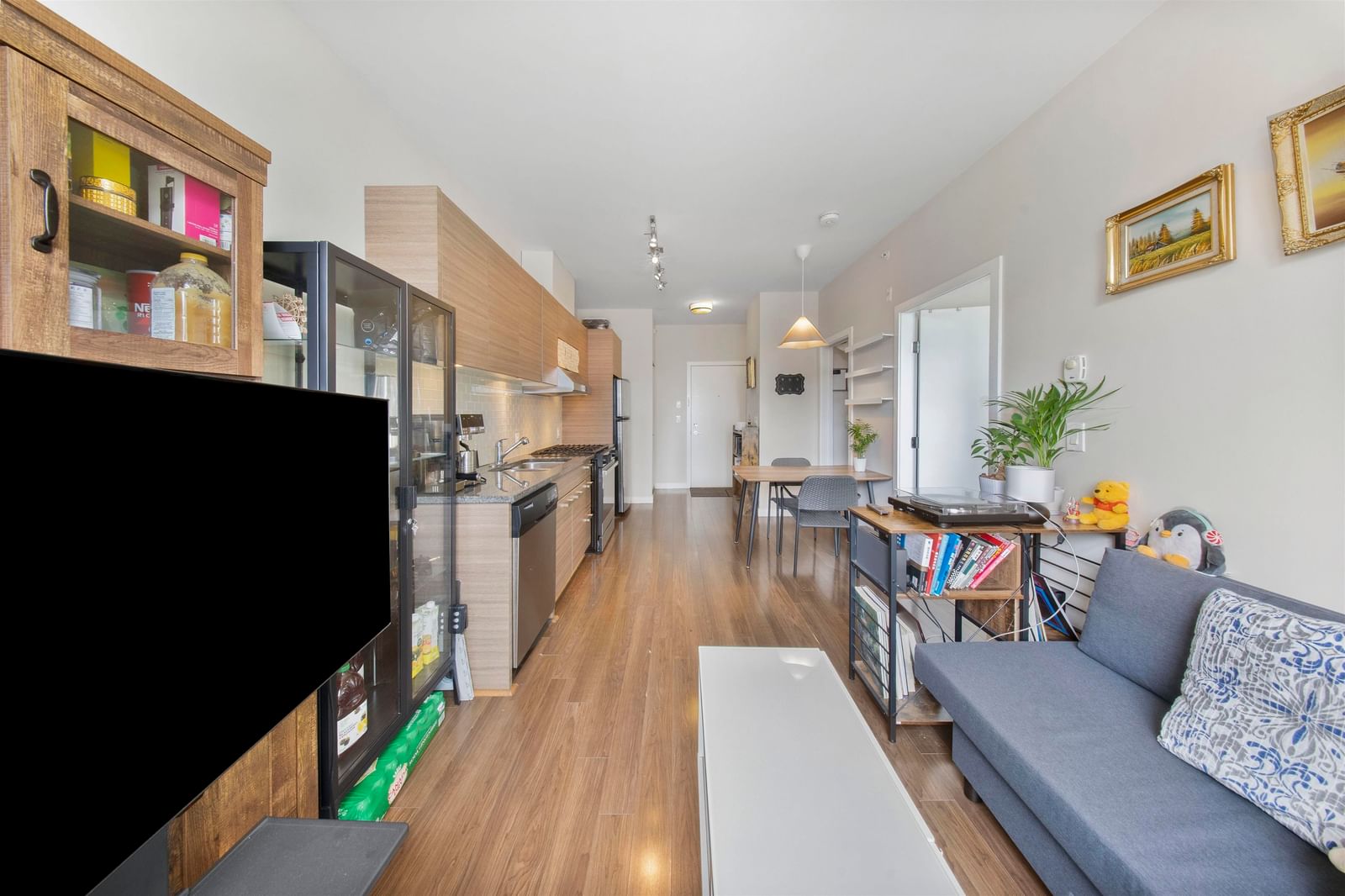 Listing Image 4