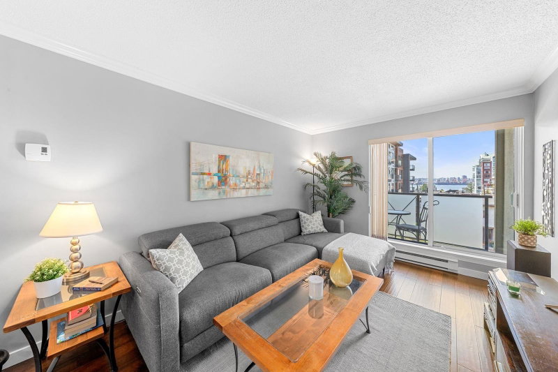 302 - 140 4th Street E
