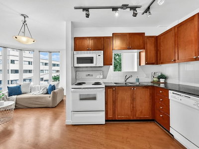 309 - 3089 Oak Street