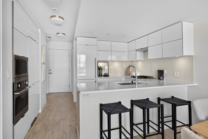 707 - 238 Broadway W