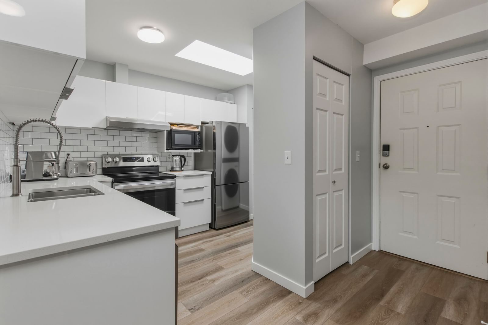 Listing Image 9