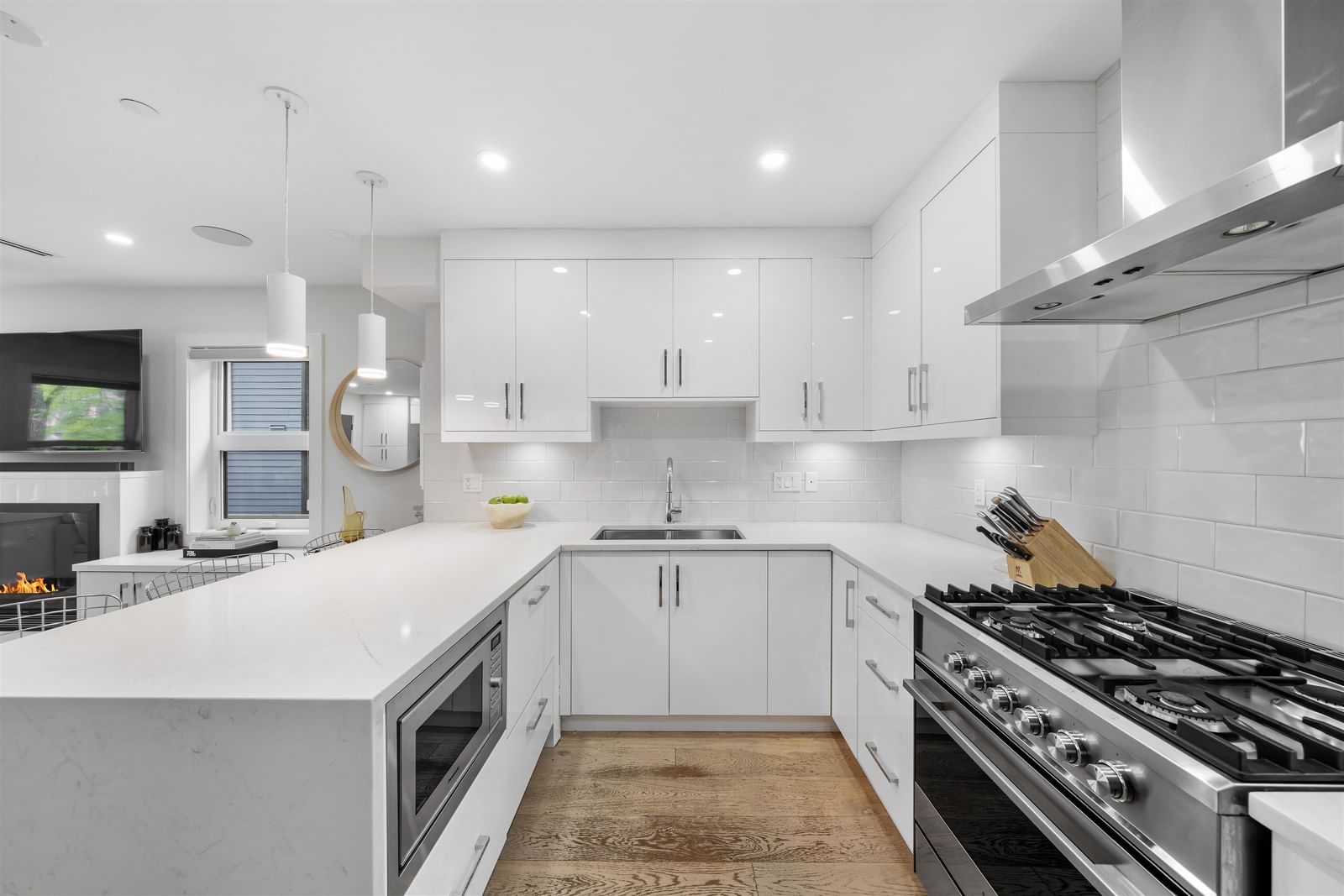 Listing Image 10