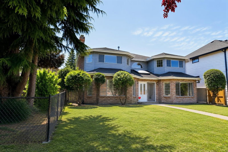 2718 Oliver Crescent