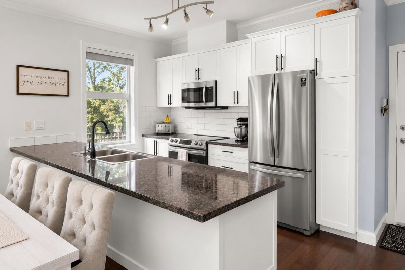 303 - 1375 View Crescent