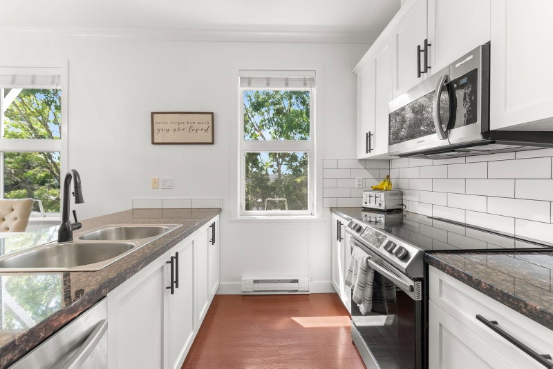 303 - 1375 View Crescent
