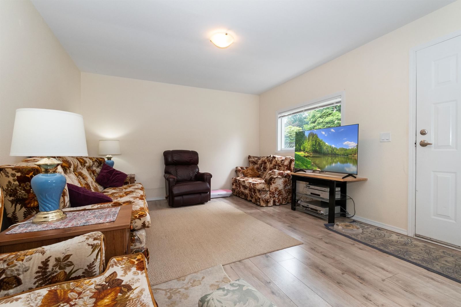 Listing Image 3