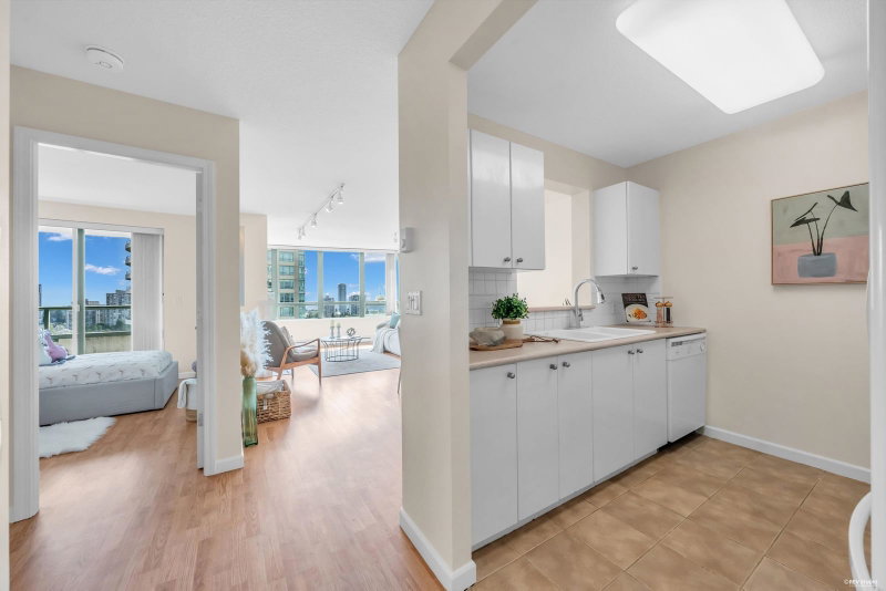 1702 - 6611 Southoaks Crescent