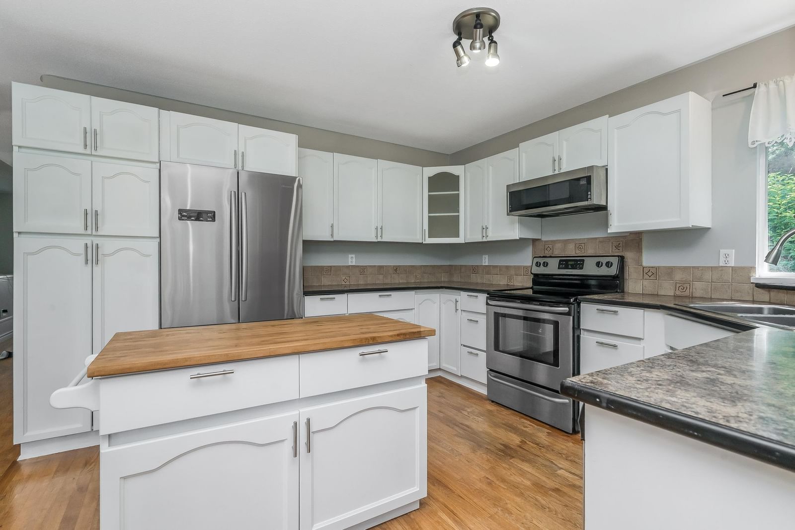 Listing Image 10