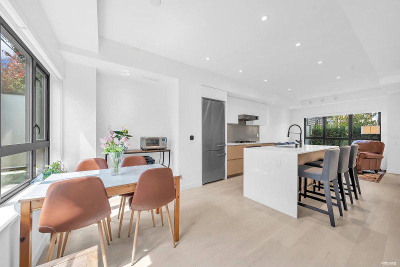 23 - 526 28th Avenue W