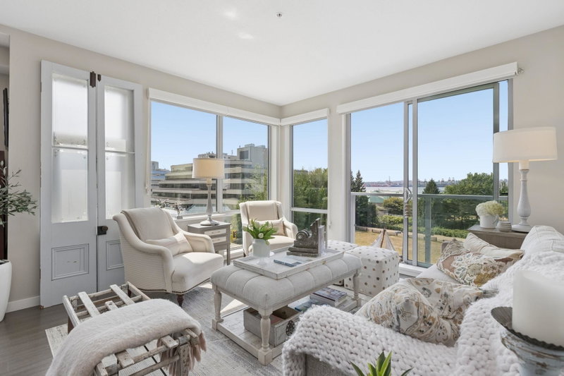 324 - 255 1st Street W