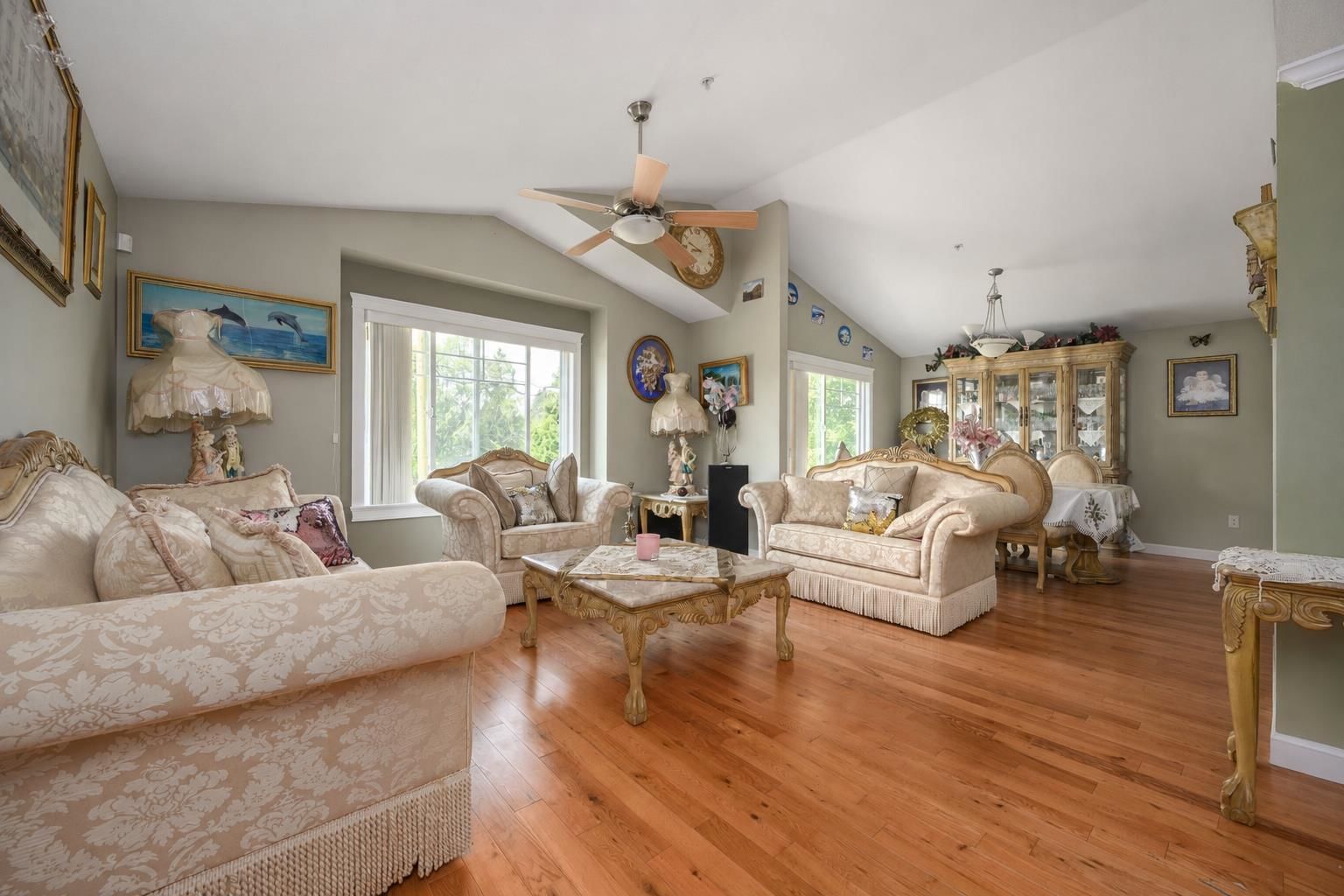 Listing Image 4