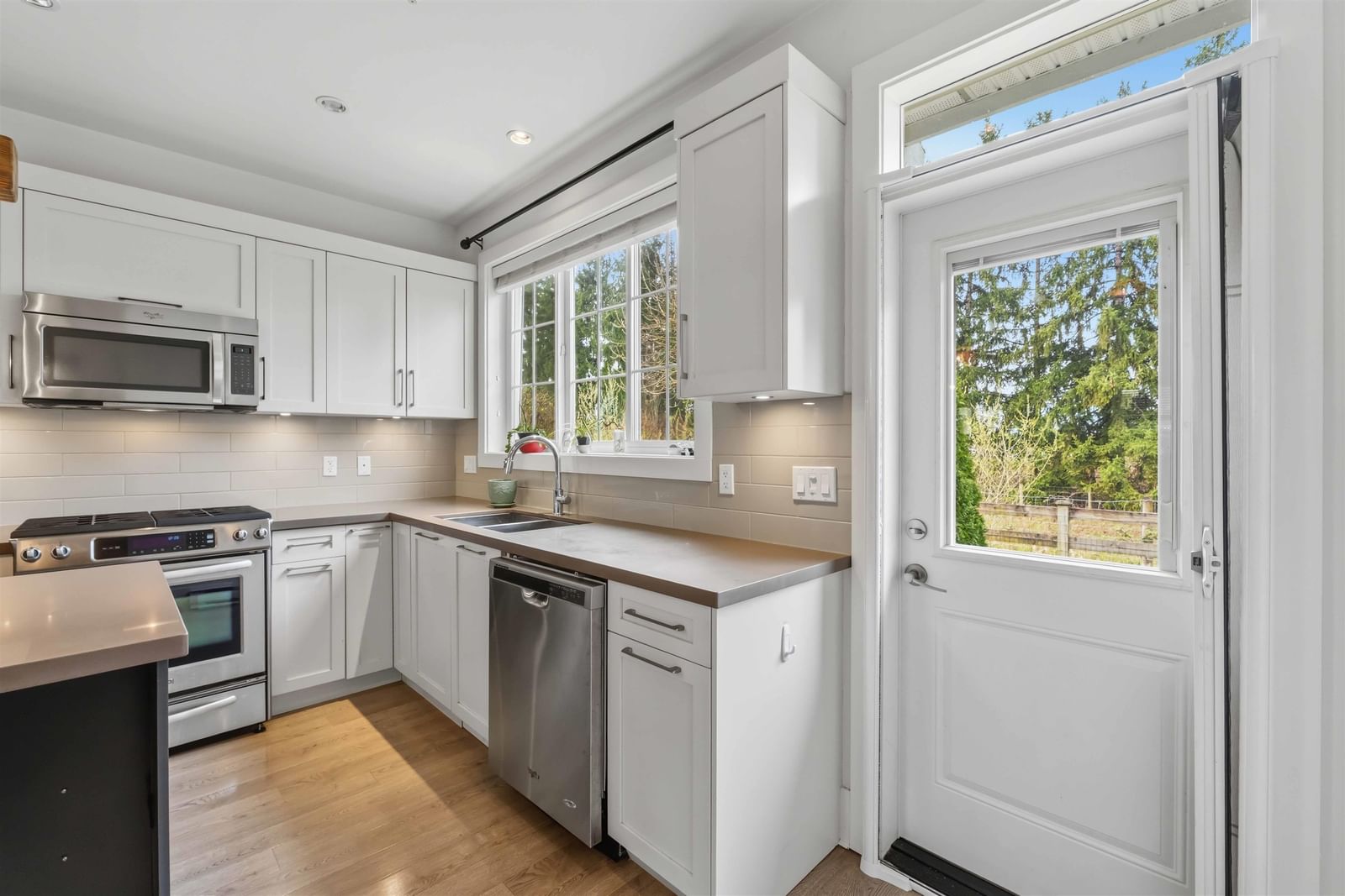 Listing Image 10