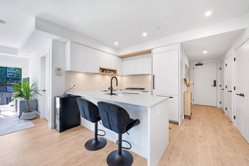 221 - 2520 Guelph Street