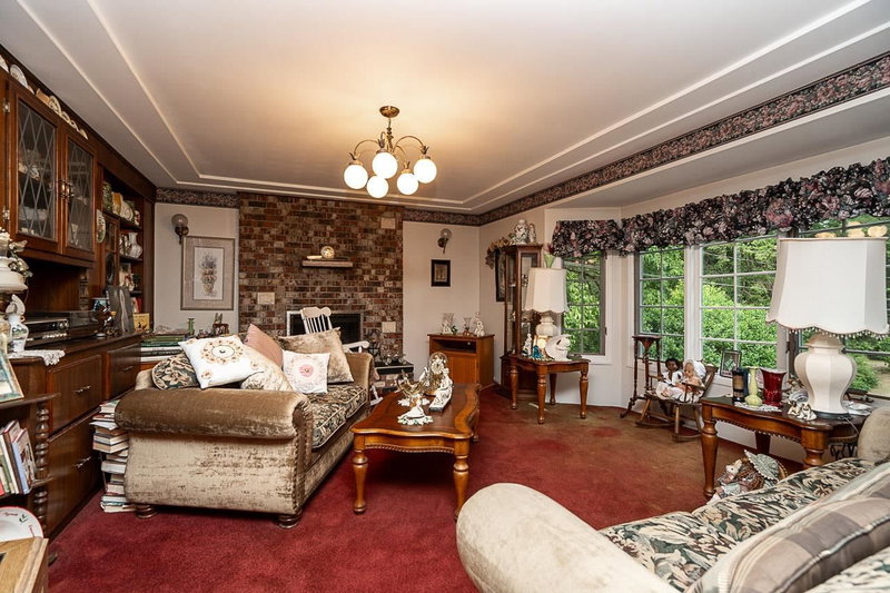 20088 Fernridge Crescent