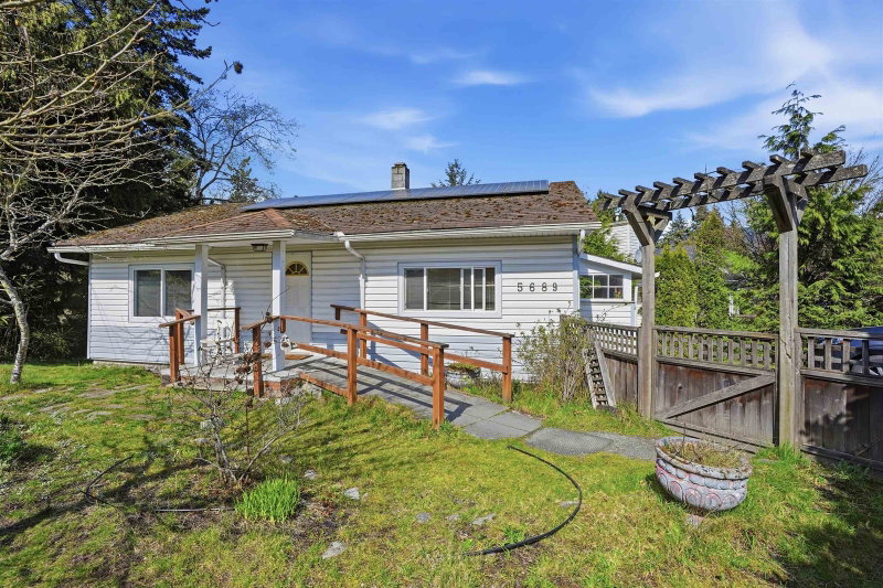 5689 Porpoise Bay Road