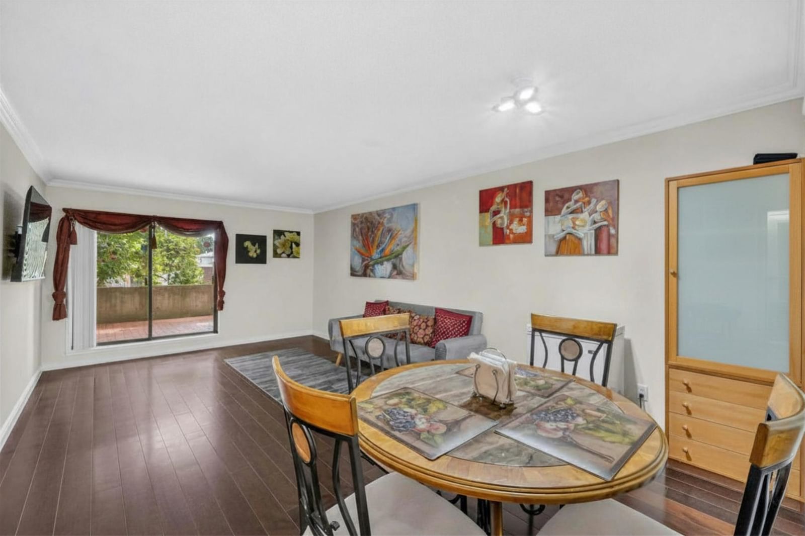 Listing Image 4