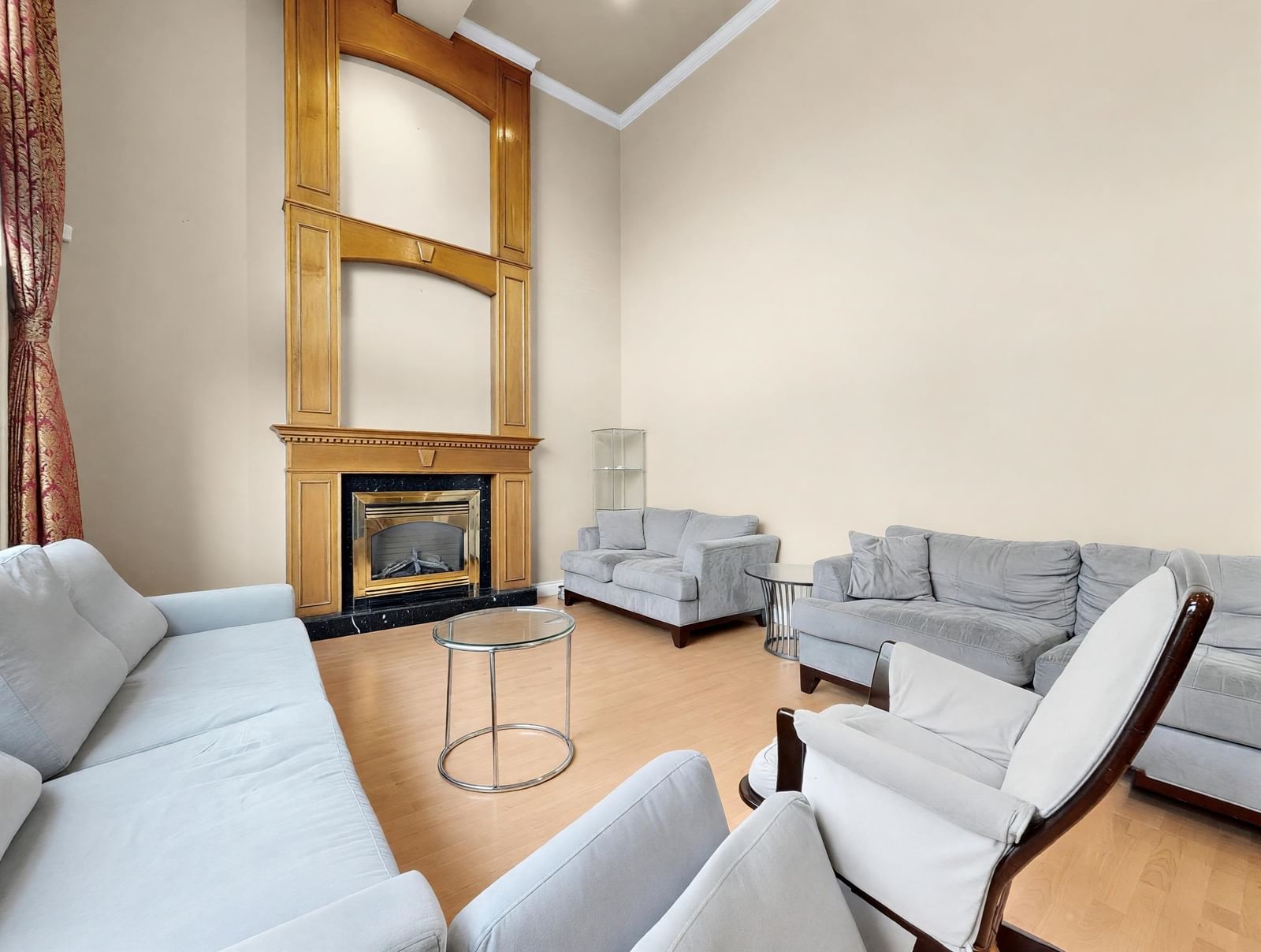 Listing Image 4